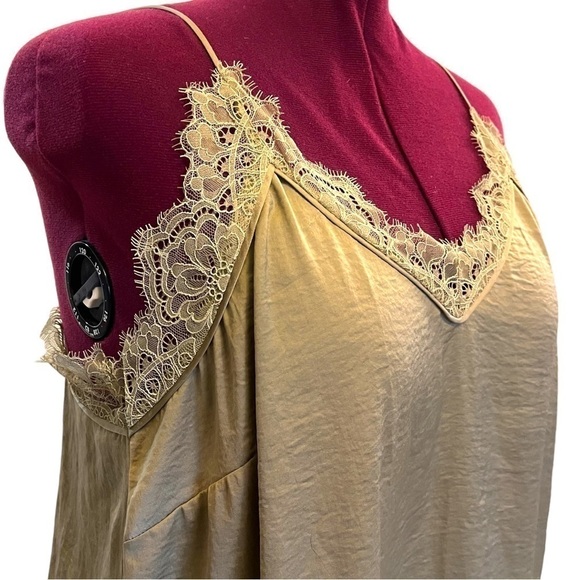 Bundle of 2: Spaghetti Strap Camisoles by H&M & LOVEAU Dear (Wardrobe Essential) - Picture 6 of 16